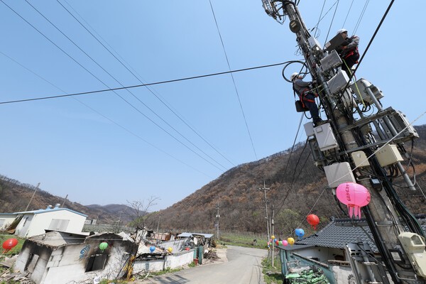 KT가 지난 3월 경북지역에서 발생한 초대형 산불로 피해를 입은 경상북도 안동시 임하면 일대 통신시설 복구 및 점검하는 모습. [출처=KT]