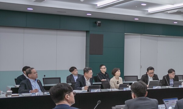 농협금융은 25일, 서울 중구 소재 본사에서 2025년 제1차 농협금융 DT추진최고협의회를 개최했다고 밝혔다. 이찬우 회장이 회의를 주재하고 있다. [출처=NH농협금융지주]