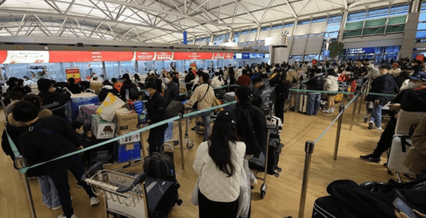 설 명절 연휴를 앞둔 지난 1월 22일 오전 인천국제공항 제1여객터미널 출국장에서 승객들이 탑승 수속을 위해 줄을 서고 있다. [출처=연합뉴스]