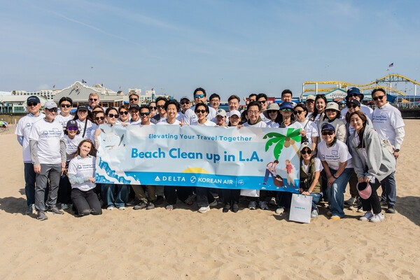 봉사활동에 참여한 대한항공-델타항공 양사 임직원들이 기념사진을 촬영하는 모습 [출처=대한항공]