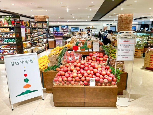 대구 중구에 위치한 현대백화점 더현대 대구 식품관에서 청년 농부들이 재배한 농산물을 판매하고 있는 모습이다. [출처=현대그린푸드]