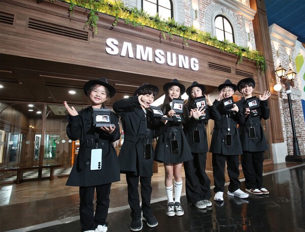 서울 잠실에 위치한 '키자니아 서울'의 'AI 비밀 본부 체험관'에서 키자니아 어린이 의회 의원들이 미션을 수행하고 획득한 뱃지를 소개하고 있다. [출처=삼성전자]