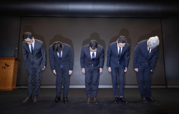 유영상 CEO가 관련 임원들과 사과 인사를 하는 모습. (왼쪽부터) 이종훈 Infra전략본부장, 홍승태 고객가치혁신실장, 유영상 CEO, 배병찬 MNO AT본부장, 윤재웅 마케팅전략본부장 [출처= SK텔레콤]