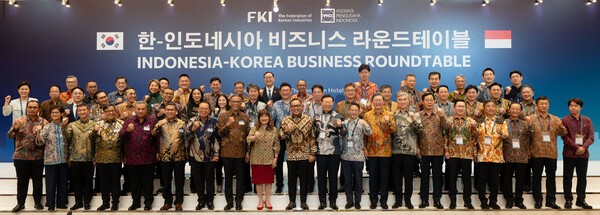 (사진 앞줄 왼쪽 일곱번째부터) 간디 술리스티얀토 전 주한인도네시아 대사, 체쳅 헤라완 주한인도네시아대사 내정자, 신타 캄타니 인니경총 (APINDO) 회장, 토도투아 파사리부 투자부 차관, 신동빈 롯데그룹 회장, 박수덕 주인도네시아한국대사대리, 김창범 한경협 부회장, 성김 현대차 사장 [출처=한국경제인협회]