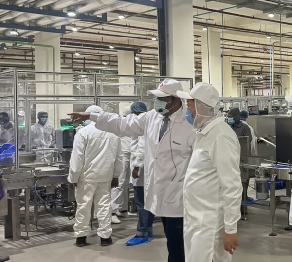 롯데웰푸드는 2분기부터 해외 시장 확장과 가격 인상 효과, 원가 부담 완화 기대감이 맞물리면서 실적 반등에 탄력을 얻을 것으로 보인다. 다만 국내 내수 회복 여부가 중장기 실적 개선의 핵심 변수로 꼽힌다. 신동빈 롯데 회장(오른쪽)이 인도 하브모어 신공장을 둘러보고 있다. [출처=롯데웰푸드]