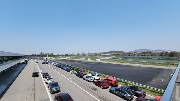 BMW 드라이빙 센터 서킷에 BMW 차량들이 주차된 모습. [사진=진명갑 기자]