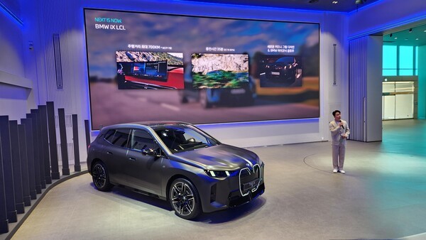 BMW그룹코리아 관계자가 BMW의 전기차 역사를 설명하고 있다. [사진=진명갑 기자 ]