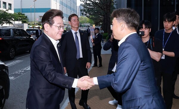더불어민주당 이재명 대선 후보가 28일 AI 메모리반도체 기업간담회가 열리는 경기도 이천시 SK하이닉스 이천캠퍼스를 방문해 곽노정 CEO와 인사를 나누고 있다. [출처=연합]