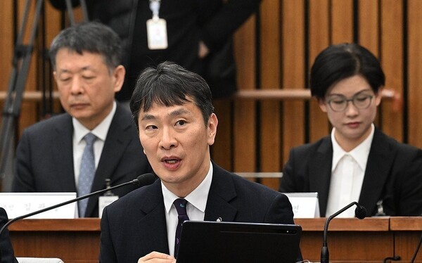 이복현 금융감독원 원장이 지난 3월 18일 서울 여의도 국회 정무위원회에서 열린 홈플러스·MBK 파트너스 및 삼부토건 관련 긴급 현안질의에서 의원 질의에 답변하고 있다. [출처=연합뉴스]