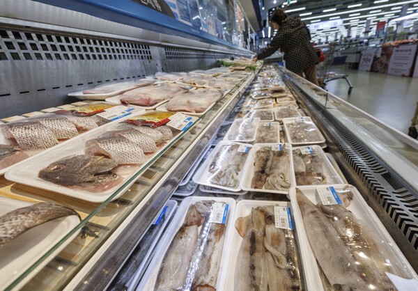 소비자물가가 석 달 연속 2%대 오름세를 나타낸 것으로 조사된 지난 2일 서울 서초구 농협 하나로마트 양재점의 수산물 코너에 생물 오징어 두마리가 2만6900원에 판매되고 있다. [출처=연합뉴스]