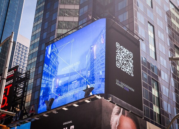 현지시간 28일부터 김아영 작가의 '딜리버리 댄서' 시리즈를 담은 LG 구겐하임 어워드 수상 축하 영상이 미국 뉴욕 타임스 스퀘어 LG 전광판에 상영 중이다. [출처=LG]