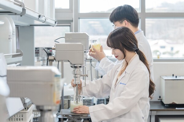 한국콜마가 피부 세포를 젊게 만드는 ‘역노화(Reverse Aging)’ 화장품 기술을 개발했다. [출처=한국콜마]