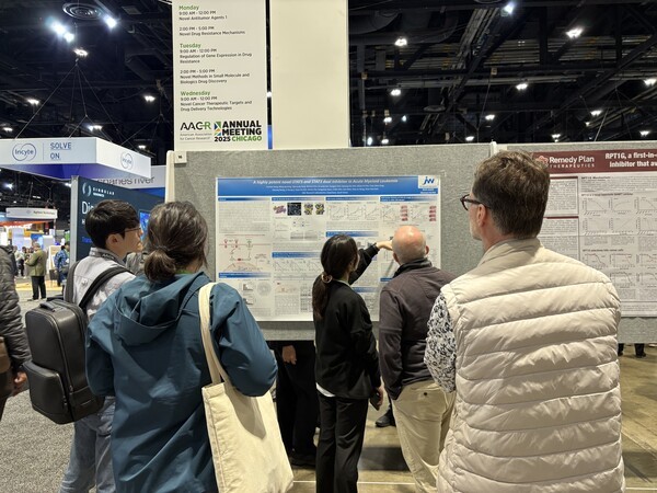 C&C신약연구소가 28일(현지시간) 미국 시카고에서 열린 ‘AACR 2025’에서 급성골수성백혈병 치료제로 개발 중인 STAT5/STAT3 이중 억제제 후보물질 CNC-01의 비임상 연구 결과를 포스터 발표했다. [출처=C&C신약연구소]