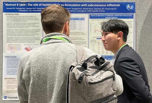 휴온스랩이 지난 28일(현지시간) 미국 시카고에서 열린 '미국암연구학회(AACR 2025)'에 참가해 HLB3-002의 IV → SC 제형 변경 기술과 결과에 대해 설명하고 있다. [출처=휴온스랩]