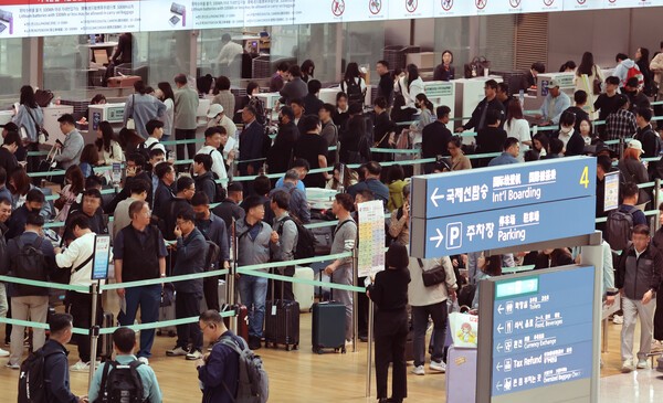 카드 이용 금액에 따라 마일리지를 적립할 수 있는 아시아나항공 제휴카드에 대해 카드사들이 "제휴사 요청에 따라 발급을 종료한다"며 이달 30일 단종을 예고했다. [출처=연합뉴스]