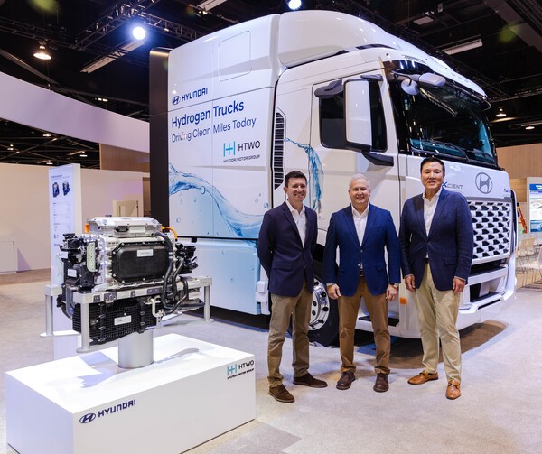 (왼쪽부터) 제롬 그레주아(Jerome Gregeois) 현대미국기술센터 (HATCI) 디렉터, 켄 라미레즈 현대차 글로벌상용&수소사업본부 부사장, 짐 박 (Jim Park) 현대차 북미법인 상용&수소사업개발담당 전무가 'ACT 엑스포 2025'에서 기념촬영을 하는 모습 [출처=현대자동차]