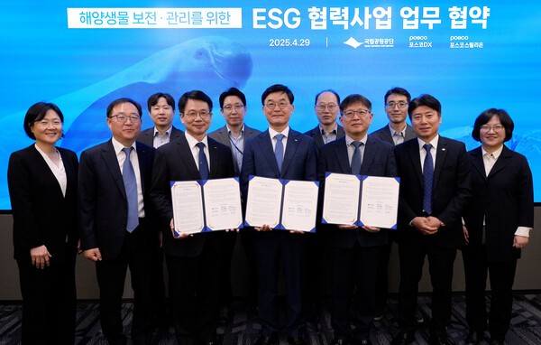 포스코DX와 국립공원공단, 포스코스틸리온은 해양생물 찻길 사고 예방을 위한 ESG 업무협약을 29일 판교사무소에서 체결했다. 앞줄 왼쪽 3번째부터 심민석 포스코DX 사장, 주대영 국립공원공단 이사장, 윤석철 포스코스틸리온 컬러마케팅실장. [출처=포스토DX]