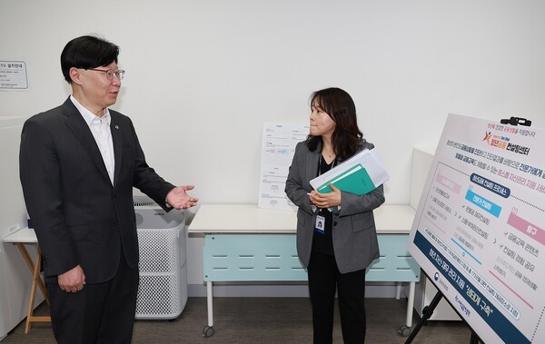 김소영 금융위원회 부위원장이 29일 오후 서울 중구 서민금융진흥원 원스톱 청년금융 컨설팅센터에 방문해 청년의 금융 고민을 청취하고 향후 청년 금융 지원방향에 대해 논의했다. [출처=금융위원회]