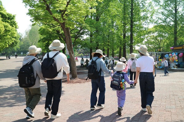 동물원 입구에 도착한 학생들은 짝꿍 선생님의 손을 꼭 잡고 차례대로 관람을 시작했다. [출처=바르고봉사단]