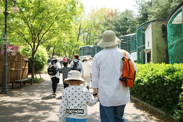 지난 28일 서울 광진구 서울어린이대공원에서 교촌에프앤비 '바르고 봉사단'이 구산초등학교 특수학급 학생들과 체험학습을 하고 있다. [출처=바르고봉사단]