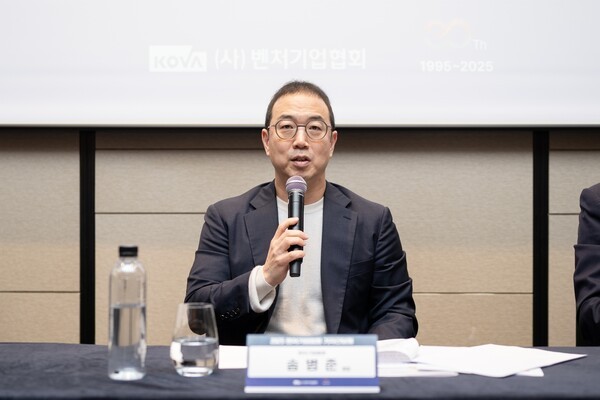 송병준 벤처기업협회장이 29일 서울 여의도 페어몬트 앰배서더 서울에서 첫 기자간담회를 열고 발표하고 있다. [출처=연합뉴스]