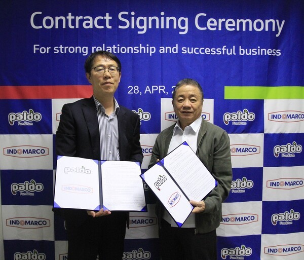 권성균 팔도 대표이사(왼쪽)와 조디안토 소요노포에트로(Joedianto Soejonopoetro) 인도마르코 대표이사가 지난 28일 인도마르코 본사에서 열린 업무계약 체결식에 참석해 기념촬영을 하고 있다. [출처=팔도]