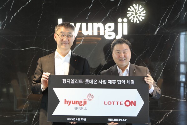 사진 왼쪽부터 롯데쇼핑 e커머스사업부 박익진 대표와 형지엘리트 최준호 대표이사가 인천 송도에 위치한 형지 본사에서 JBP 체결 기념사진을 촬영하고 있다. [출처=롯데온]