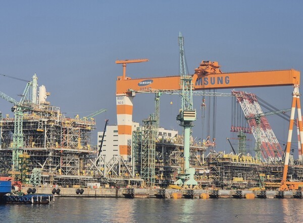 거제조선소에서 건조가 한창인 FLNG [출처=삼성중공업]