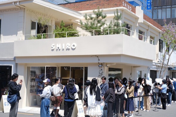 시로 성수 플래그십 스토어 앞에 방문객들이 줄을 서 있다. [출처=시로]