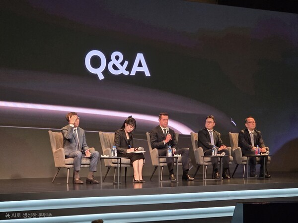 (가운데)로빈 콜건 재규어랜드로버 코리아(JLR 코리아) 대표 [사진=박성호 기자]