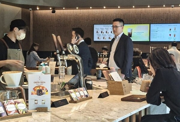 30일 트럼프 주니어가 있는 조선 팰리스 서울 강남의 커피숍에 모습을 드러낸 김동원 한화생명 사장과 김동선 한화갤러리아·호텔앤드리조트 미래비전총괄 부사장. [출처=연합]