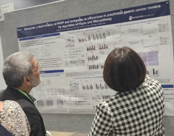 온코닉테라퓨틱스 연구원이 AACR에 참석해 포스터 발표를 진행하고 있다. [출처=온코닉테라퓨틱스]