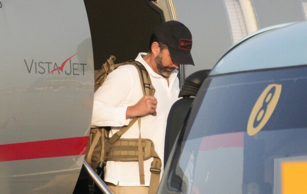 도널드 트럼프 미국 대통령의 장남 트럼프 주니어가 지난 29일 오후 서울 강서구 김포국제공항에 도착해 비행기에서 내리고 있다. [출처=공항사진기자단] 