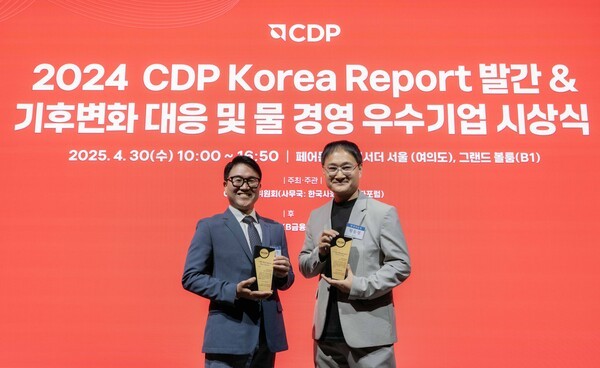 (왼쪽부터) 현대차 안전기획실 정재목 실장과 경영전략3실장 황동철 상무가 ‘2024 CDP 코리아 어워드’에서 기념사진을 촬영하는 모습  [출처=현대자동차·기아]