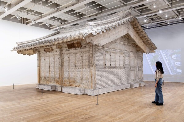 《더 제네시스 익스비션: 서도호: Walk the House》 테이트 모던 전시 전경. Courtesy of the artist, Lehmann Maupin, New York, Seoul and London and Victoria Miro. ⓒDo Ho Suh. Photo ⓒ Tate (Jai Monaghan)