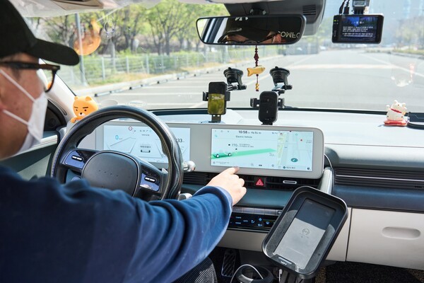 3년만에 누적 주행거리 66만km를 기록한 아이오닉 5와 차주 이영흠씨 [출처=현대자동차그룹]