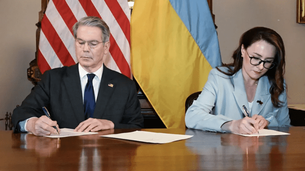 미국 재무부 장관 스콧 베산트(좌)와 우크라이나 제1부총리 율리아 스비리덴코(우)가 천연자원 협정에 서명하고 있다. [출처=BBC]