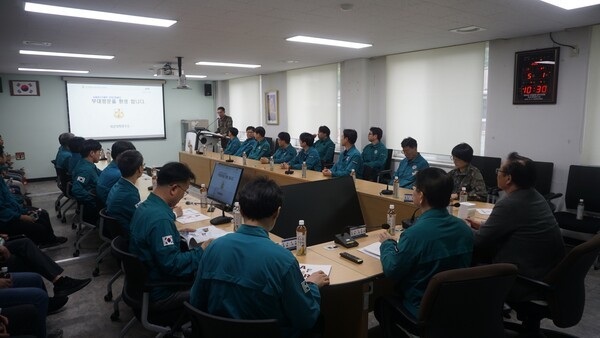 농림축산식품부 방역정책국 소속 직원들이 국군의학연구소를 방문해 인수공통전염병 확산 방지 등을 위해 필요한 협업과제 등을 논의하고 있다. [출처=농식품부]