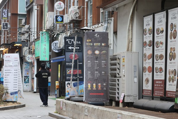 한국신용데이터가 발간한 '소상공인 데이터 인사이트-주류 매입 트렌드 리포트'에 따르면 지난해 4분기 음식점 주류매입액 평균이 약 137만원으로 전년 동기(약 145만원)보다 5.5% 급감했다. [출처=연합뉴스]