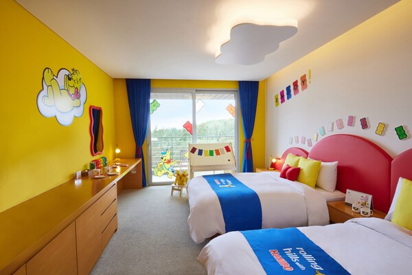 호텔업계는 가정의 달을 맞아 단순 숙박을 넘어 체험형, 가족 친화형, 감성 미식형 패키지로 소비자 니즈에 대응하고 있다. 특히 올해는 ‘키캉스’와 ‘효캉스’의 양축 구도에 더해 MZ세대를 겨냥한 커스터마이징·브랜드 협업이 주요 트렌드로 부상하고 있다. 롤링힐스호텔, ‘하리보 콘셉트 룸’ 모습. [출처=롤링힐스호텔]