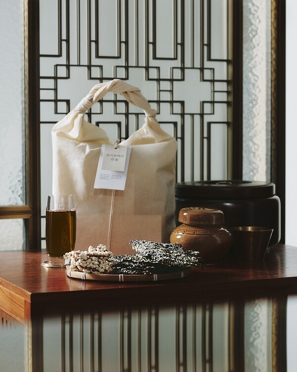 포시즌스 호텔 서울은 전통식품 브랜드 ‘명인명촌’과 협업해 우리 식문화의 깊이를 경험할 수 있는 특별한 미식 여정을 선보인다. [출처=포시즌스 호텔]