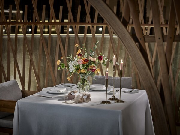 해비치 제주의 ‘밀리우’ 레스토랑은 제주 제철 식재료를 활용한 프렌치 커플 디너 코스를 2인 기준 42만~66만원에 제공하며, 샴페인 잔을 기념품으로 제공한다. [출처=해비치호텔앤드리조트]