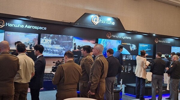 지난 4월 28일(현지시각) 칠레 산티아고에서 KOTRA와 주칠레 대한민국 대사관 주관으로 개최된 'Korea Defense Day 2025'에 행사에 마련된 한화 방산 3사 부스 전경. [출처=한화에어로스페이스]