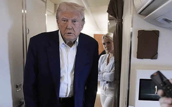 전용기에서 취재진과 문답 나누는 도널드 트럼프 미국 대통령 [출처=연합]