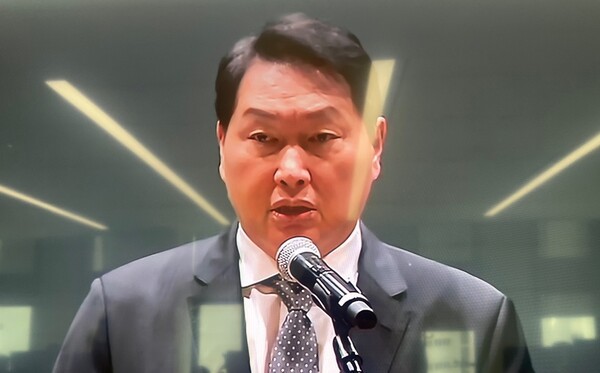 최태원 SK그룹 회장이 7일 오전 서울 중구 T타워에서 열린 SK텔레콤 해킹 관련 브리핑에 참석해 "SKT 해킹 사태로 불안과 불편을 초래했다"며 "SK그룹을 대표해 사과드린다"고 말했다.