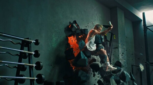 건강에 대한 관심이 일상화되면서 식품업계가 단백질 시장을 정조준하고 있다. 과거 운동선수나 보디빌더 중심이던 단백질 식품 소비층이 일반 소비자 전반으로 확산하면서 관련 제품 시장이 빠르게 팽창하고 있다. 업계는 기존 액상 단백질 음료를 넘어 스낵, 파우더, 에너지 음료까지 제품 다변화에 나서며 시장 선점을 위한 경쟁에 불을 지피고 있다. 롯데칠성음료 ‘핫식스 더 프로’ 광고 스틸컷 중 일부. [출처=롯데칠성음료]