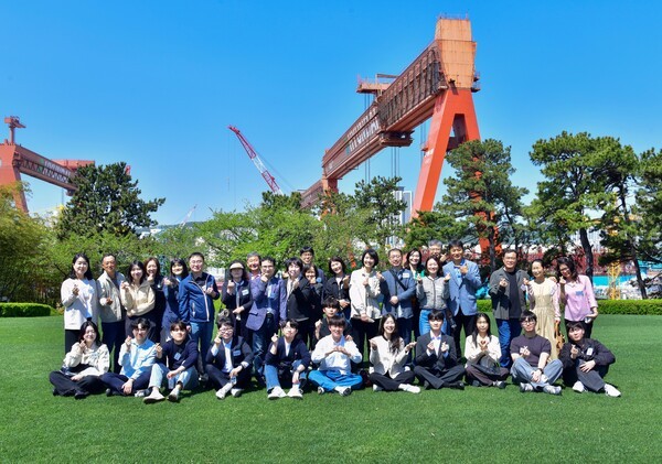 HD현대중공업이 4월 26일부터 5월 24일까지 총 세 차례에 걸쳐 '신입사원 부모님 초청 행사'를 진행하고 있다. [출처=HD현대중공업 ]