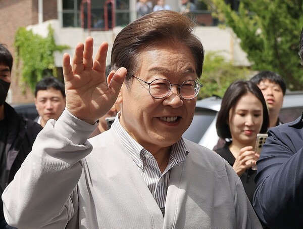 더불어민주당 이재명 대선 후보가 '골목골목 경청투어:국토종주편'에 나선 7일 전북 전주시 풍남문 앞 광장 인근에서 지지자 및 시민들에게 밝게 인사하고 있다. [출처=연합]