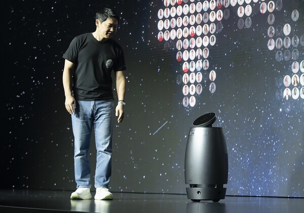 최성환 SK네트웍스 사업총괄 사장 겸 나무엑스 EA(경영자문)가 지난달 23일 웰니스 로봇을 시연하는 모습 [출처=SK네트웍스]