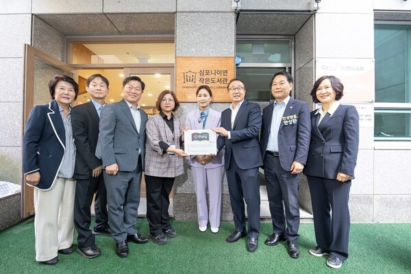 HDC현대산업개발은 광명시 소재 심포니 작은 도서관 21호점 개소식을 열었다.(왼쪽부터)이형덕 광명시의원, 지성현 해모로이연 아파트 입주자대표회장, 박승원 광명시장, 윤경숙 해모로이연 작은 도서관 활동가, 임오경 국회의원, 신왕섭 HDC현대산업개발 실장, 안성환 광명시의원, 김정미 광명시의원.[출처=HDC현대산업개발]